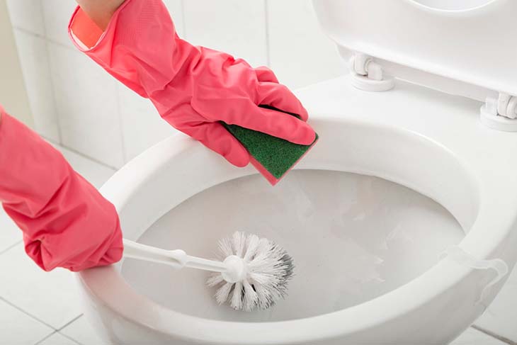 nettoyage de cuvette 1 - Comment nettoyer les toilettes naturellement et les laisser parfumer ?