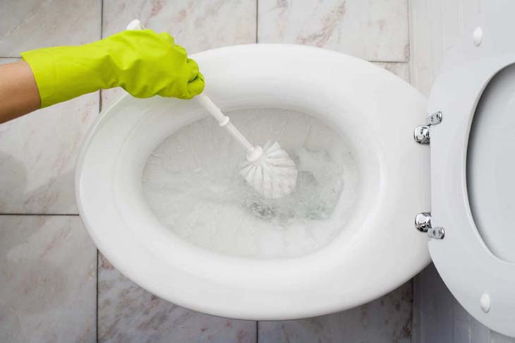 pulizia dei servizi igienici