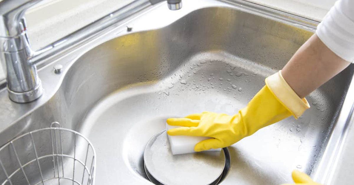 Comment nettoyer un évier en acier inoxydable avec du bicarbonate de soude