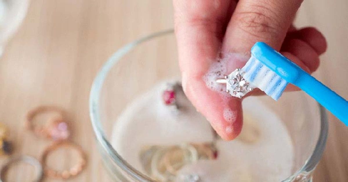 Comment nettoyer les boucles d’oreilles ? 7 astuces pour les rendre comme neuves