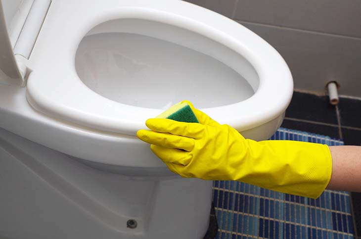 nettoyer les toilettes
