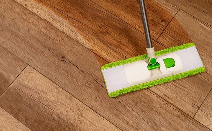 pulire un pavimento in legno