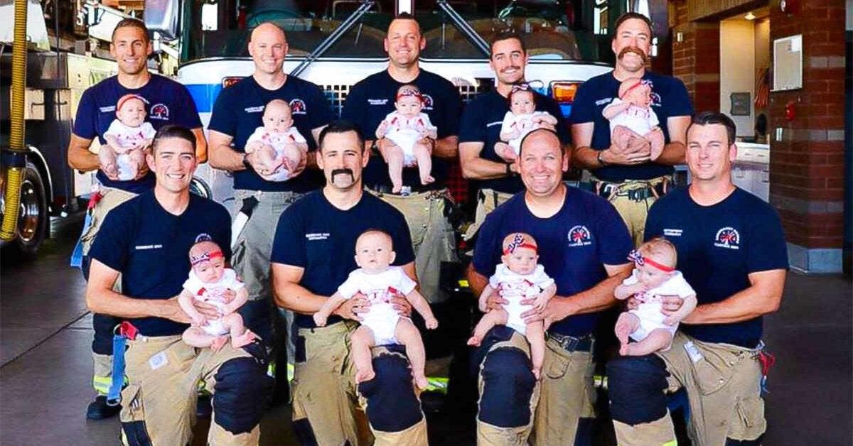 Neuf pompiers fêtent l'arrivée simultanée de leurs bébés par une adorable séance photo