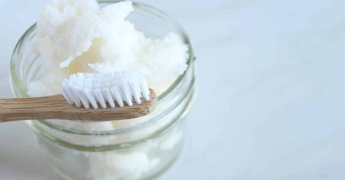 Comment utiliser l'huile de coco et une brosse à dents pour vous débarrasser des rides et des marques d’expression