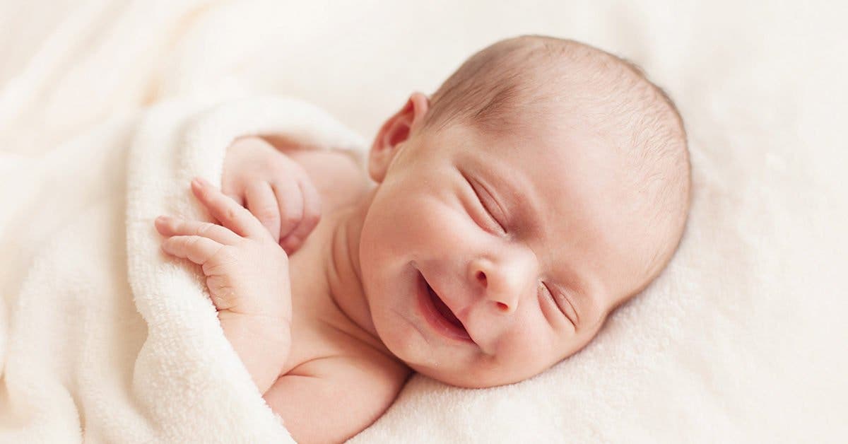 Ce nouveau-né reconnaît la voix de son père et le salue avec un grand sourire