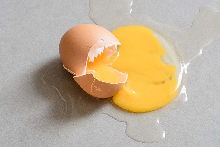 huevo crudo caído al suelo