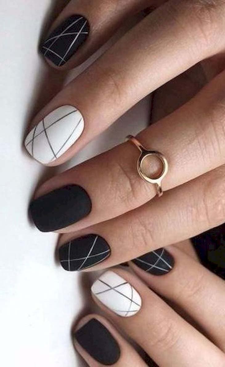 Ongles longs au nail-art minimaliste