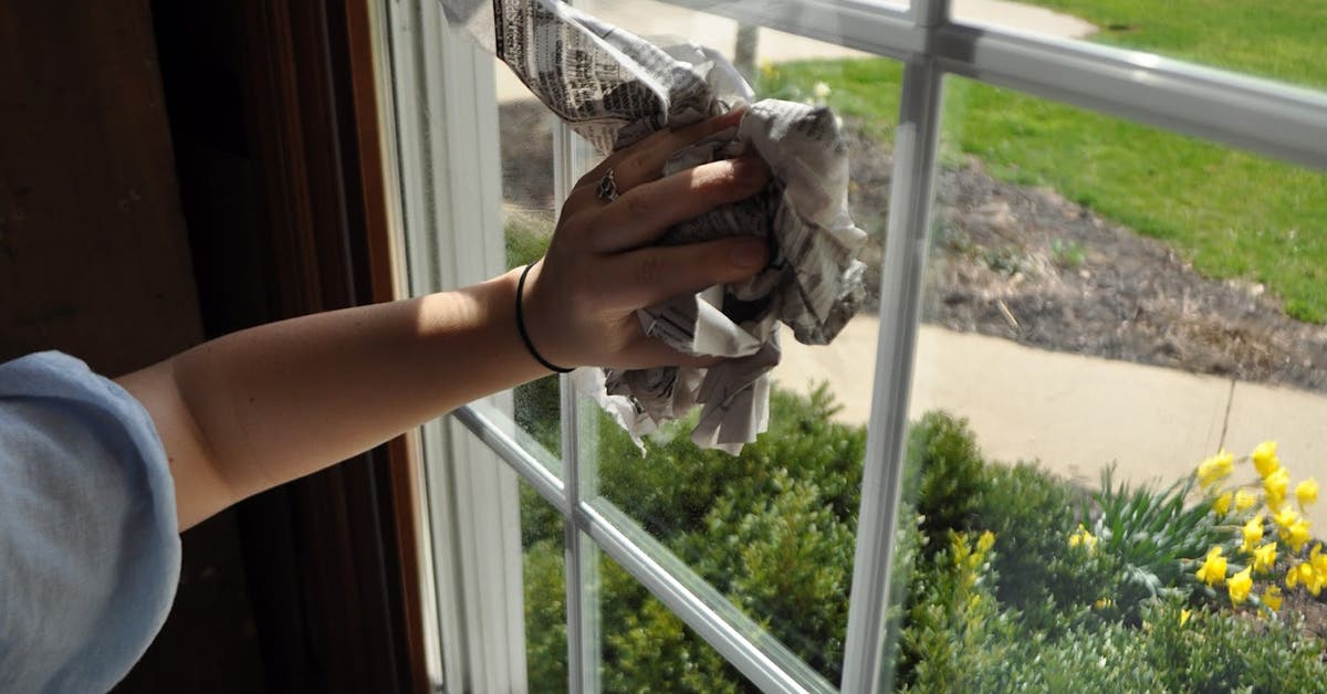 Pourquoi nettoyer les vitres avec du papier journal ?