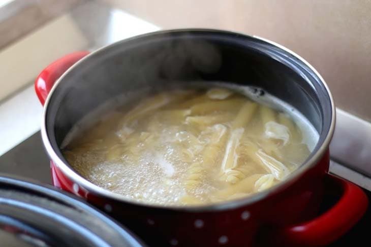 Cocinar pasta para agua