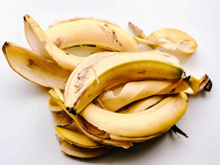 peaux de banane - L’astuce de génie pour faire fleurir les plantes très rapidement