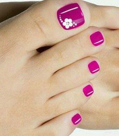 Ongles d’orteils roses fleur blanche Ongles d’orteils roses fleur blanche