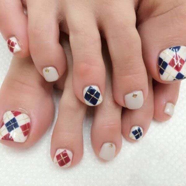 Ongles d’orteils blancs avec carreaux Ongles d’orteils blancs avec carreaux