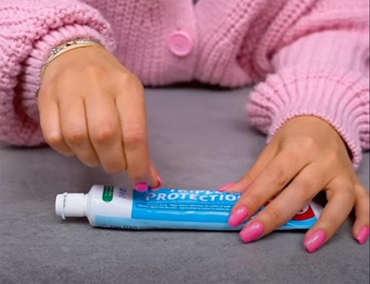 perforar el tubo de pasta de dientes
