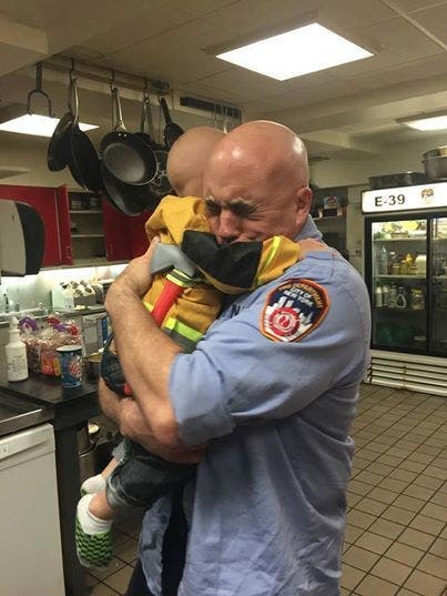 Ce petit garçon réalise son rêve de devenir pompier avant de mourir