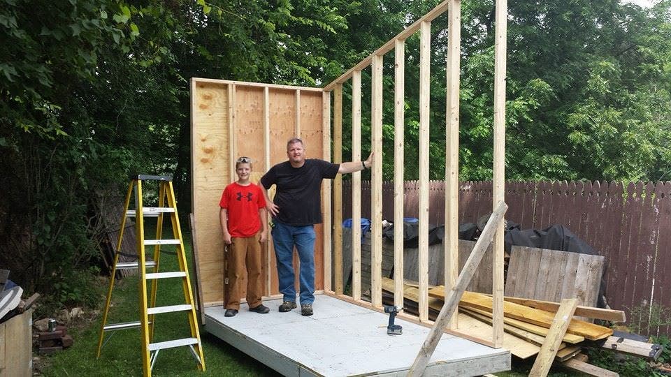 Un garçon de 13 ans construit une petite maison dans son arrière-cour