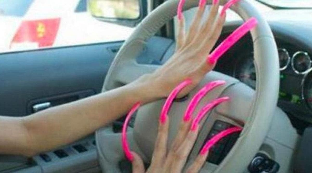 photos de femmes qui possèdent les ongles les plus étranges de la planète