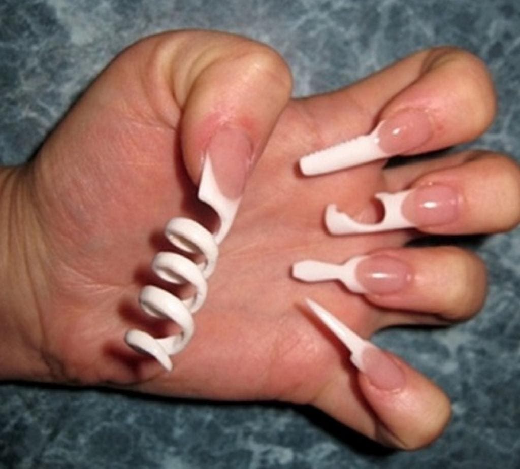 photos de femmes qui possèdent les ongles les plus étranges de la planète