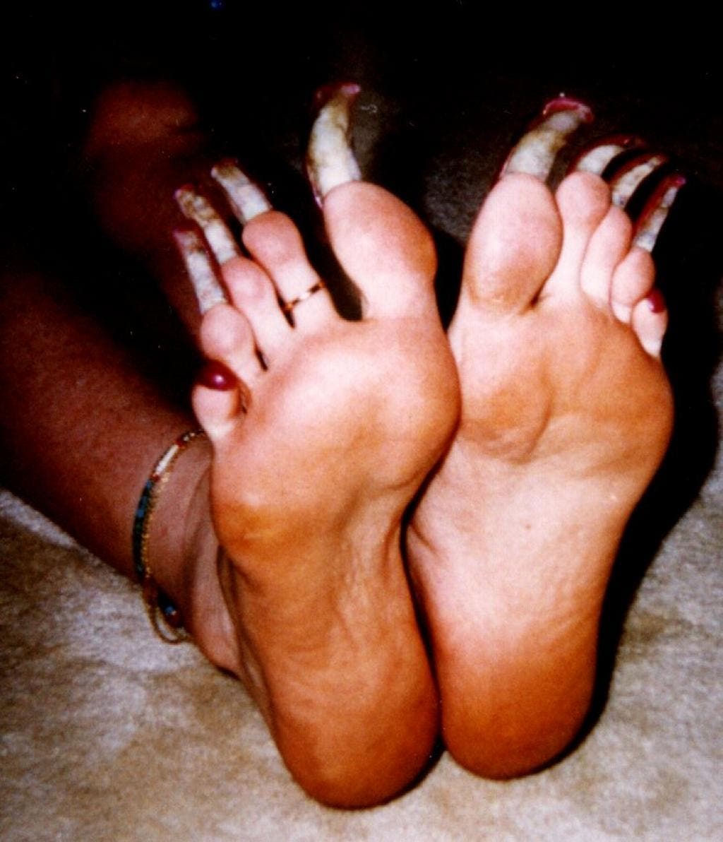 photos de femmes qui possèdent les ongles les plus étranges de la planète