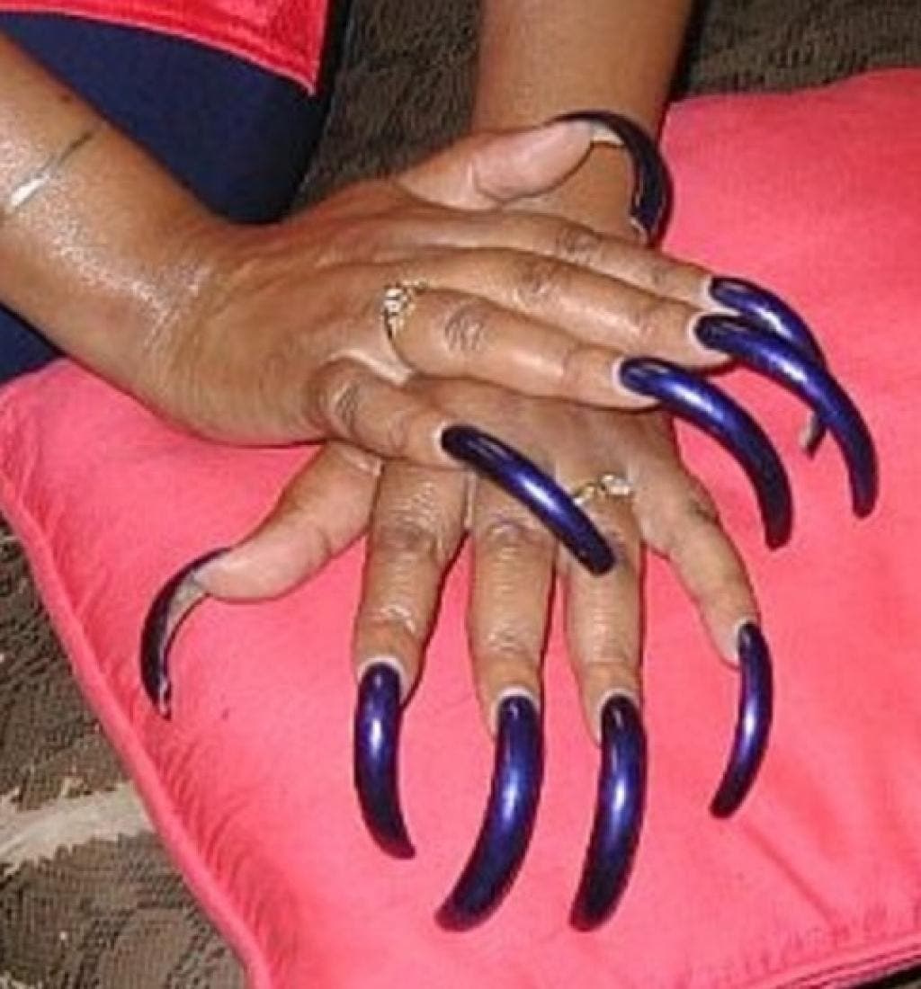 photos de femmes qui possèdent les ongles les plus étranges de la planète