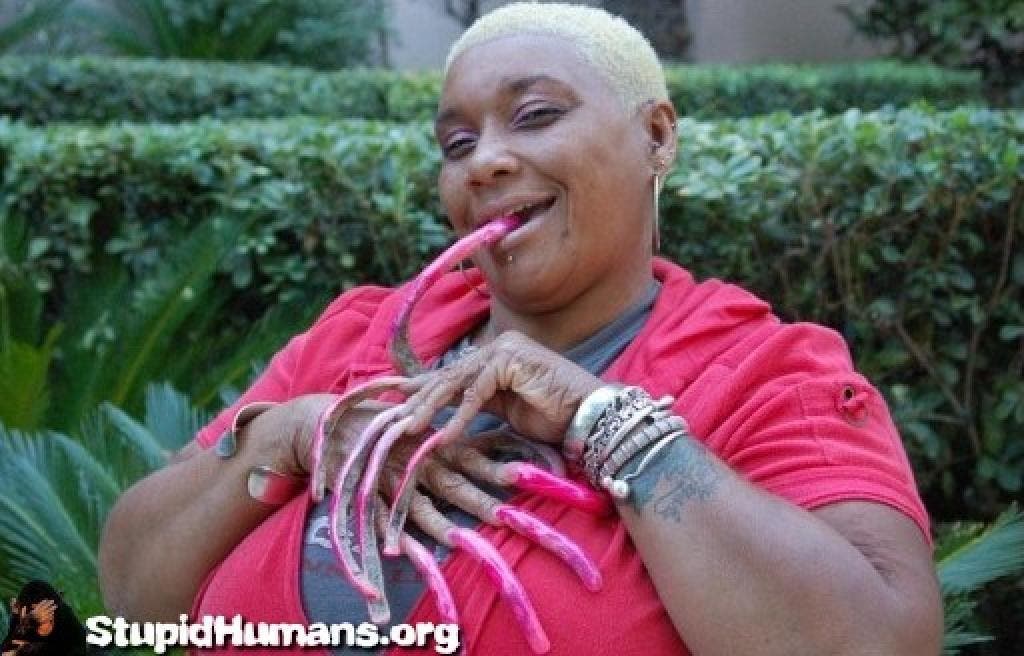 photos de femmes qui possèdent les ongles les plus étranges de la planète