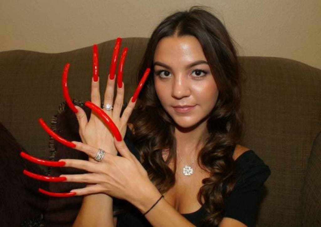 photos de femmes qui possèdent les ongles les plus étranges de la planète