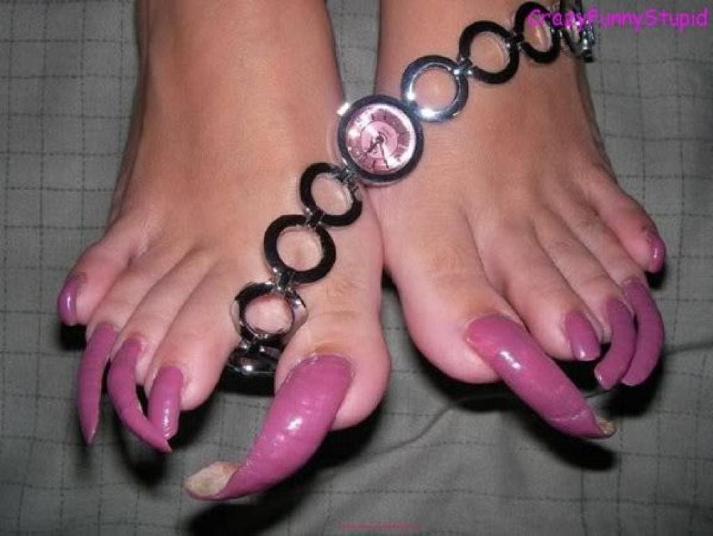 photos de femmes qui possèdent les ongles les plus étranges de la planète