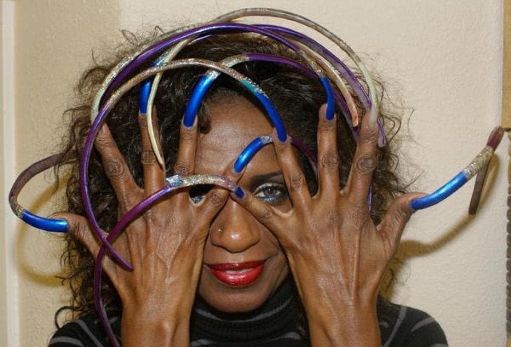 photos de femmes qui possèdent les ongles les plus étranges de la planète
