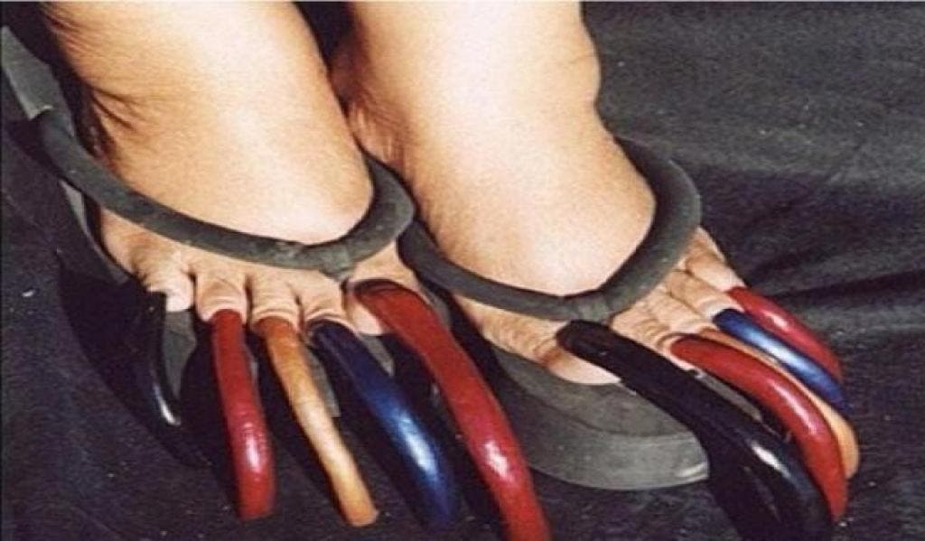photos de femmes qui possèdent les ongles les plus étranges de la planète