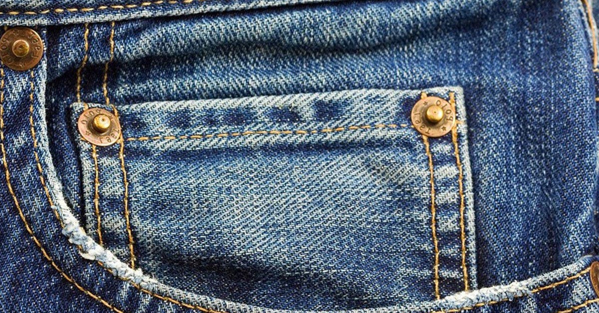 À quoi servent réellement les petits boutons sur les poches de jeans ?