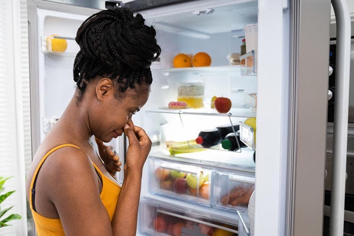 Limpiar los malos olores en la cacerola del refrigerador