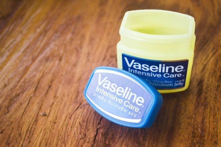 Comment utiliser la vaseline pour allonger les cils et réparer les cheveux