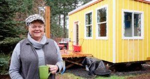 Pour avoir assez d’argent pour sa retraite, une femme de 54 ans construit et loue des petites maisons dans la forêt