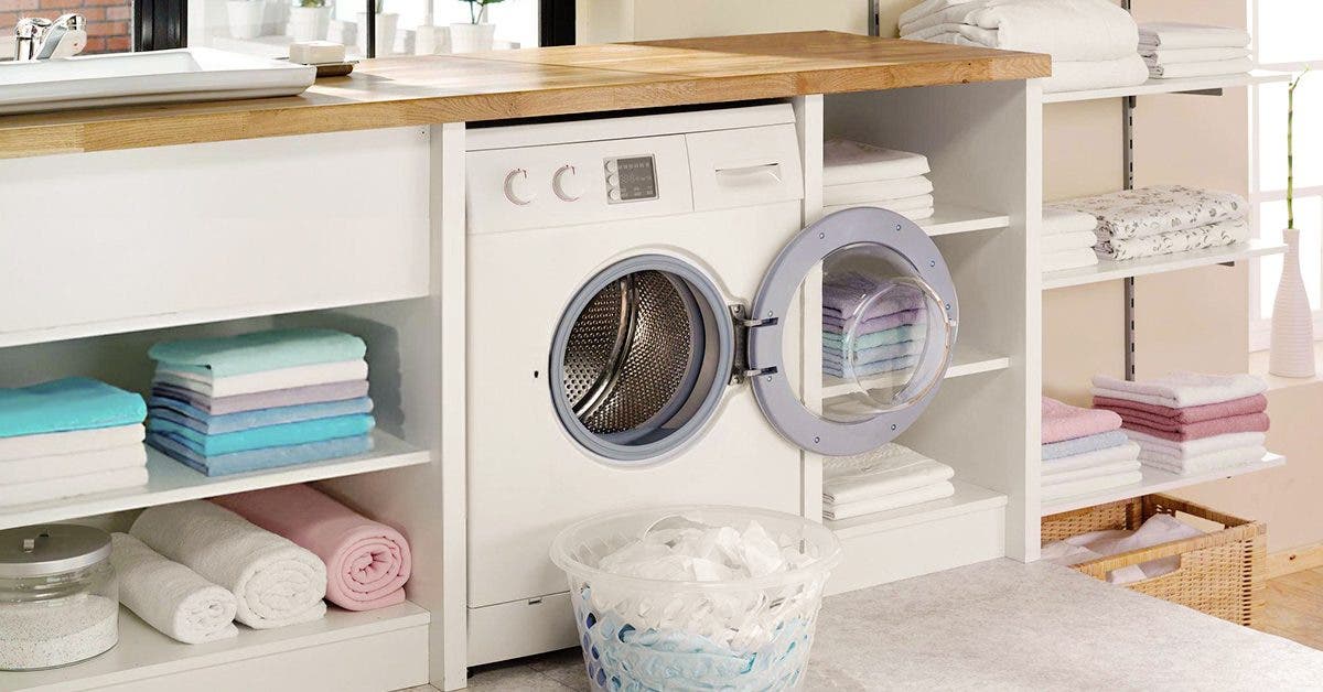 Pourquoi n'est-il pas conseillé de placer la machine à laver dans la salle de bain ?