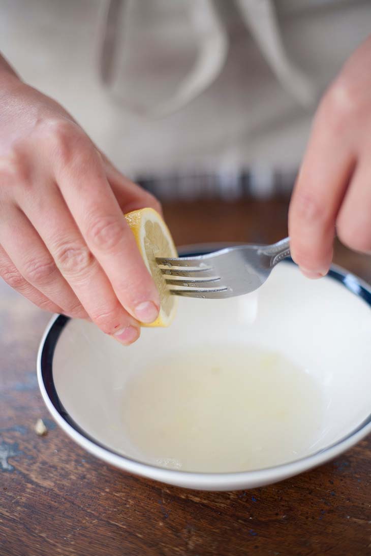 exprimir jugo de limón tenedor