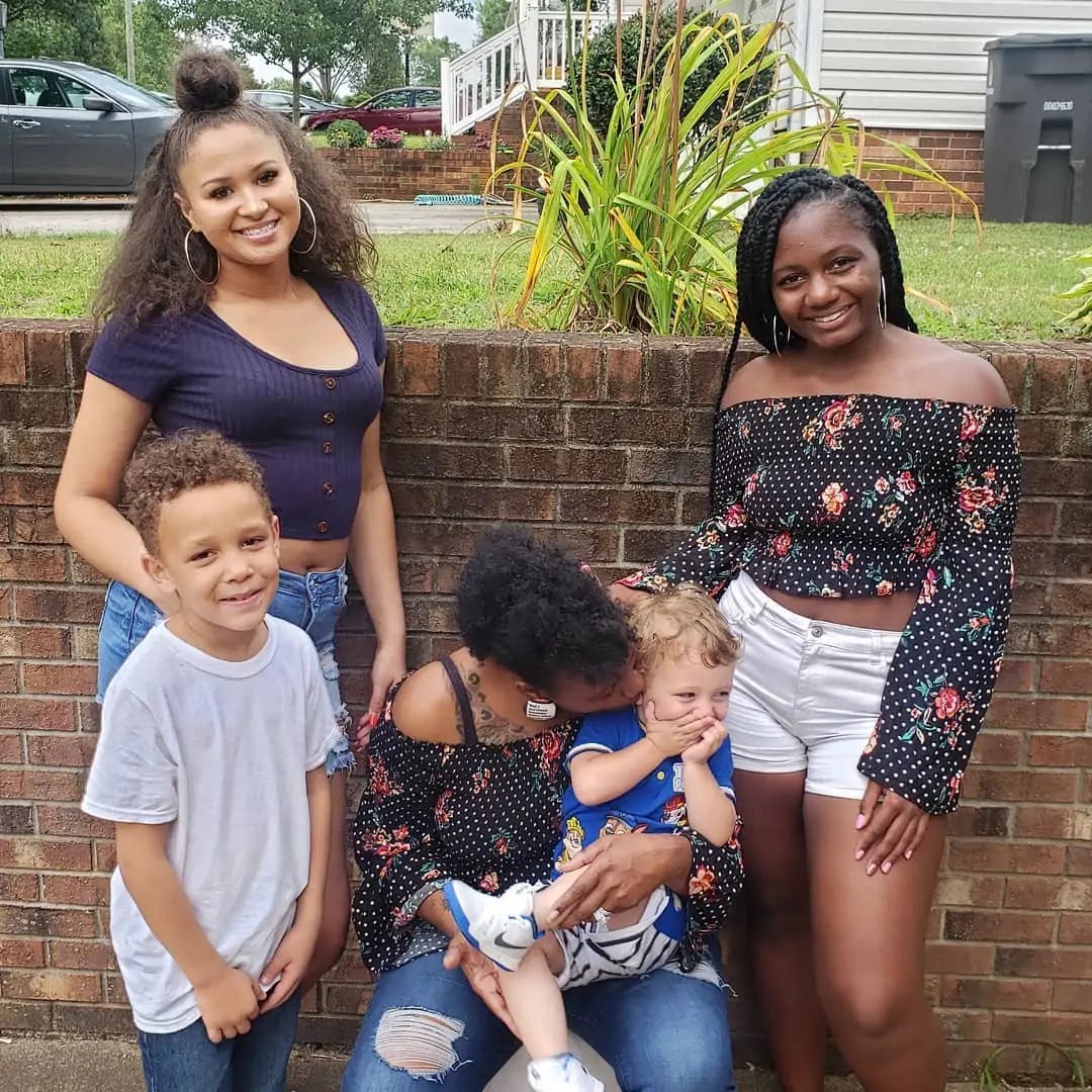 Une famille noire adopte un bebe blanc