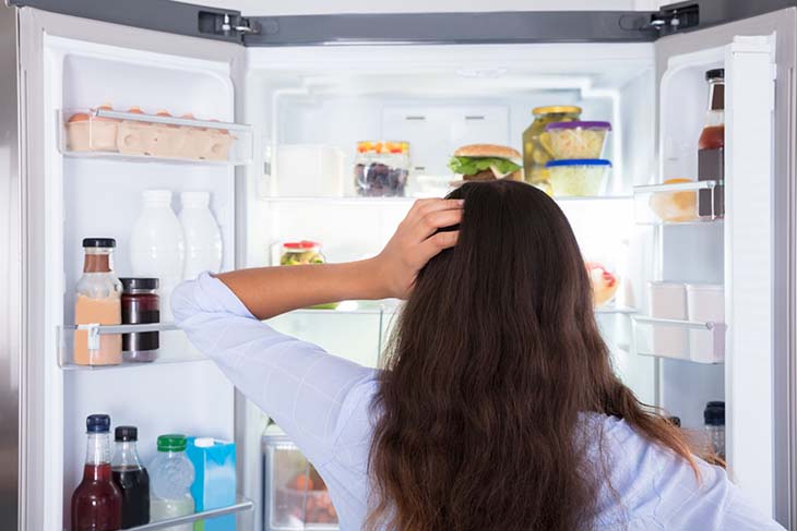porta del frigorifero dei prodotti conservati