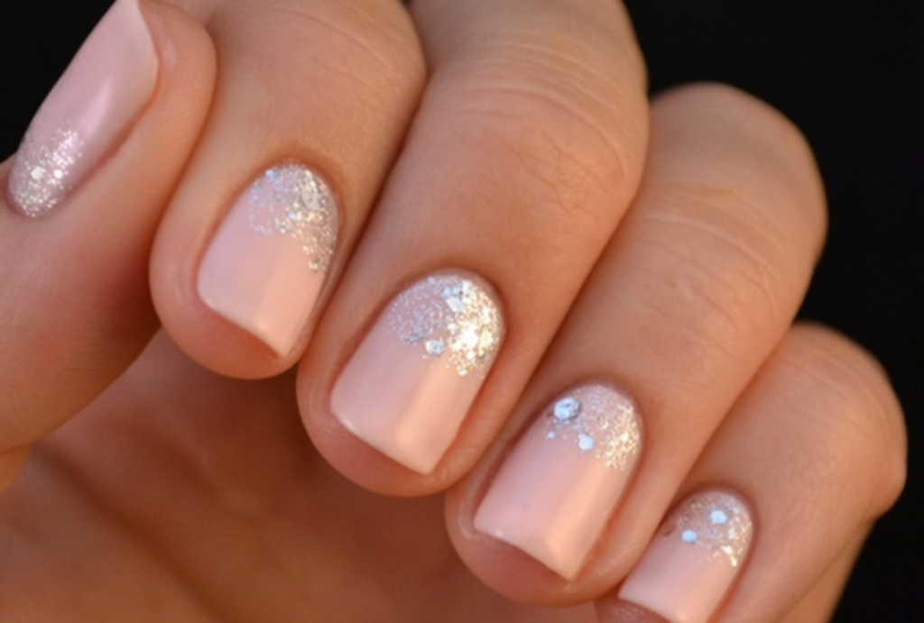 Pour donner une touche de légèreté à un rose nude, des paillettes dorées sont toutes indiquées ! -Source : ChasingDaisiesBlog