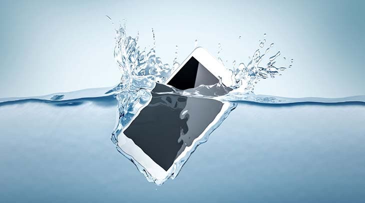 el teléfono inteligente cae al agua