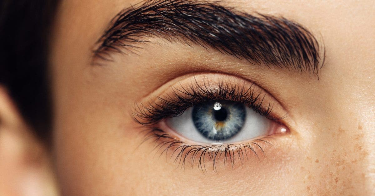 Une astuce de grand-mère efficace pour avoir des sourcils épais