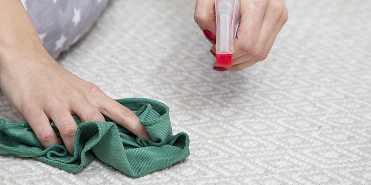 limpiar la alfombra 