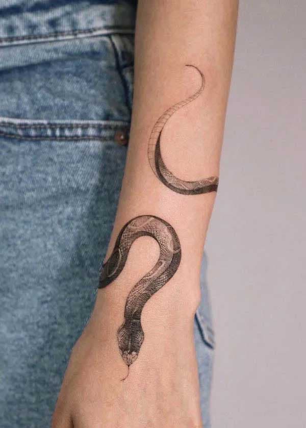 tatouage serpent avant bras pour femme par lost créa - Tarawa