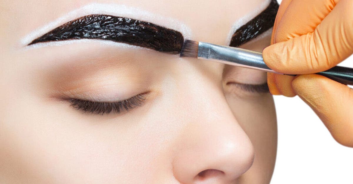 Teinture de sourcils maison, la technique pour les avoir plus épais en quelques minutes