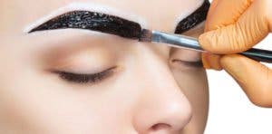 Teinture de sourcils maison, la technique pour les avoir plus épais en quelques minutes