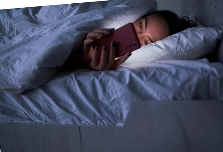 telephone au lit - Pourquoi faut-il mettre votre téléphone dans un verre pendant la nuit ?