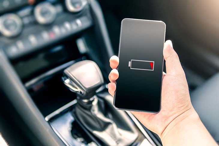 Charger son smartphone dans la voiture : les choses à faire et à