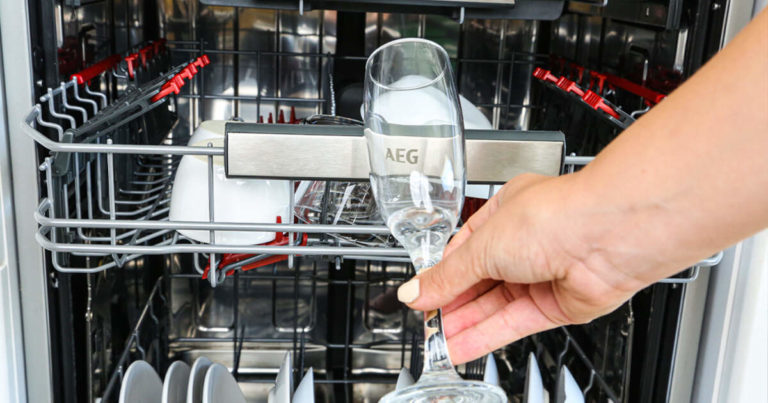Trace blanche lave-vaisselle : astuces pour éviter les résidus sur la