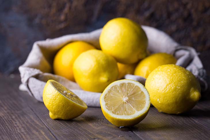 fette di limone fresco