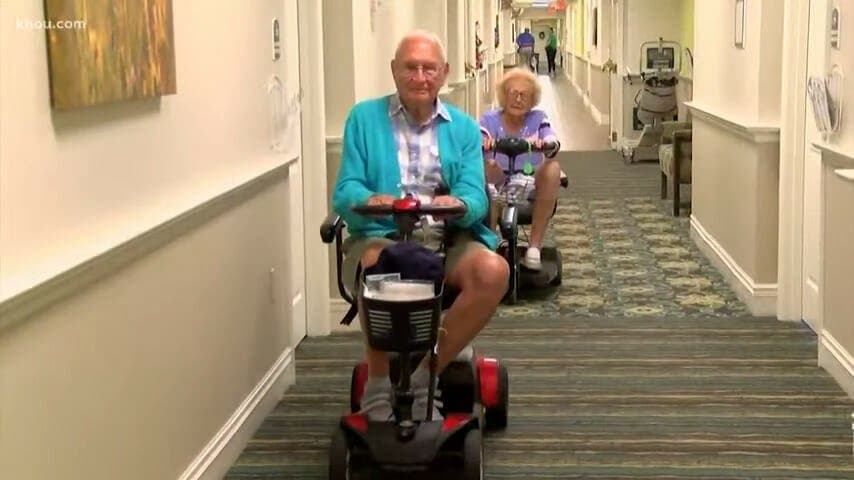 un couple de 100 et 102 ans tombe amoureux