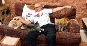 un-retraite-de-75-ans-rend-visite-chaque-jour-au-refuge-pour-animaux-pour-faire-la-sieste-avec-les-chats-abandones
