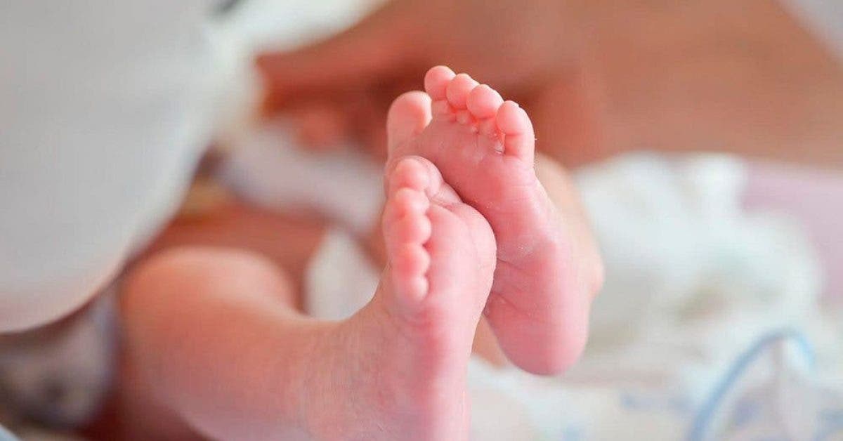 Pour le faire arrêter de pleurer, une baby-sitter brule les pieds du bébé